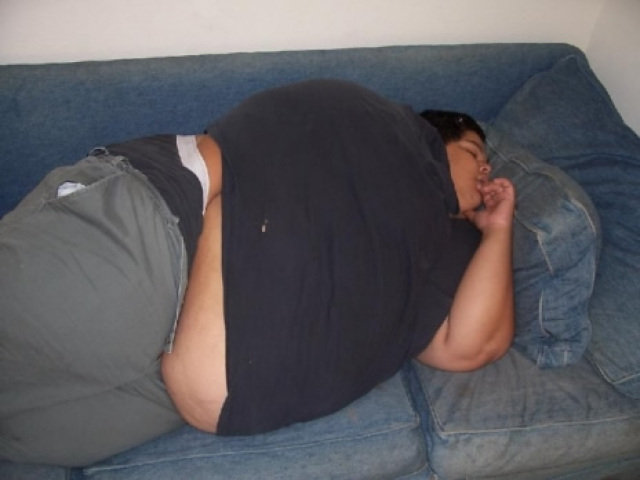 Сонная толстушка с самотыком в попке не отказала парню в анале на диване