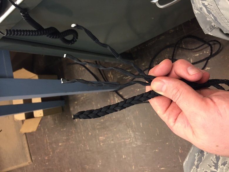 How to make a paracord camping hammock. Alright fellas, sorry for the wait, but here it is: How to make a paracord hammock for camping. What you will need: 200f