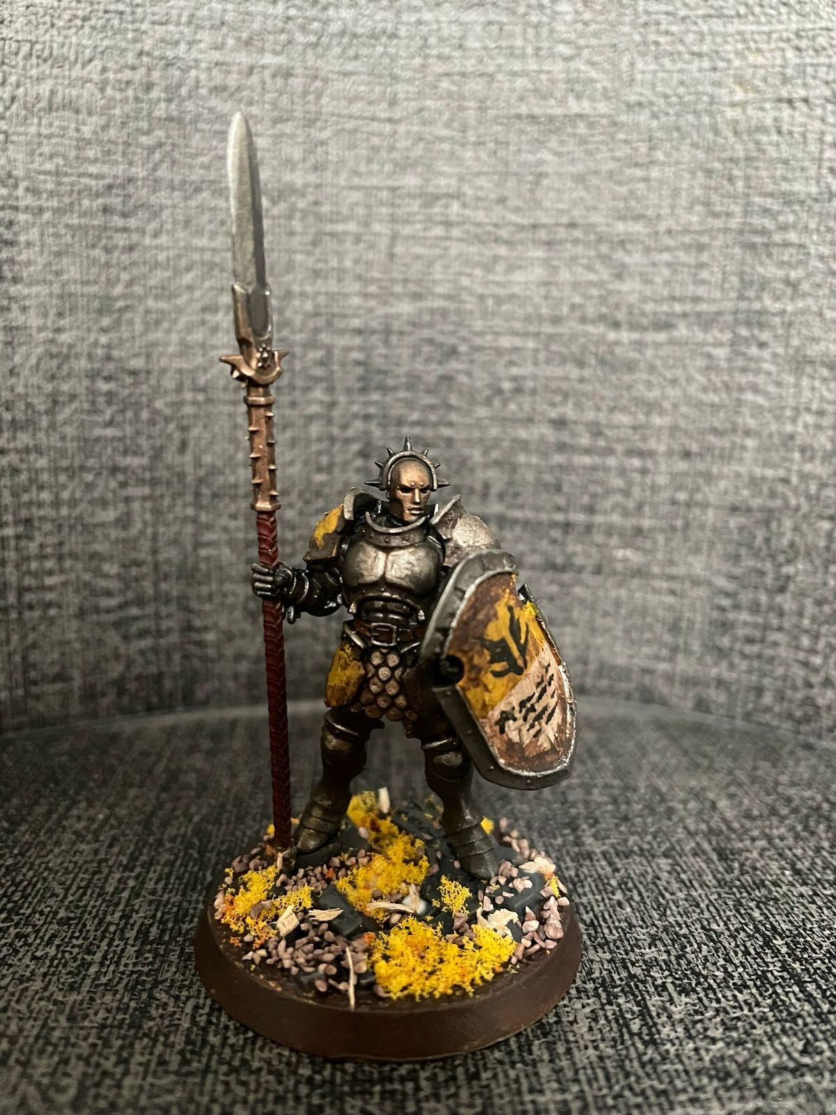 New addition to my new theme I'm trying out. Absolutely in love with this colour theme, the gritty medieval feeling, especially on a stormcast.. I seriously don't get how people can enjoy Age of Sigmar