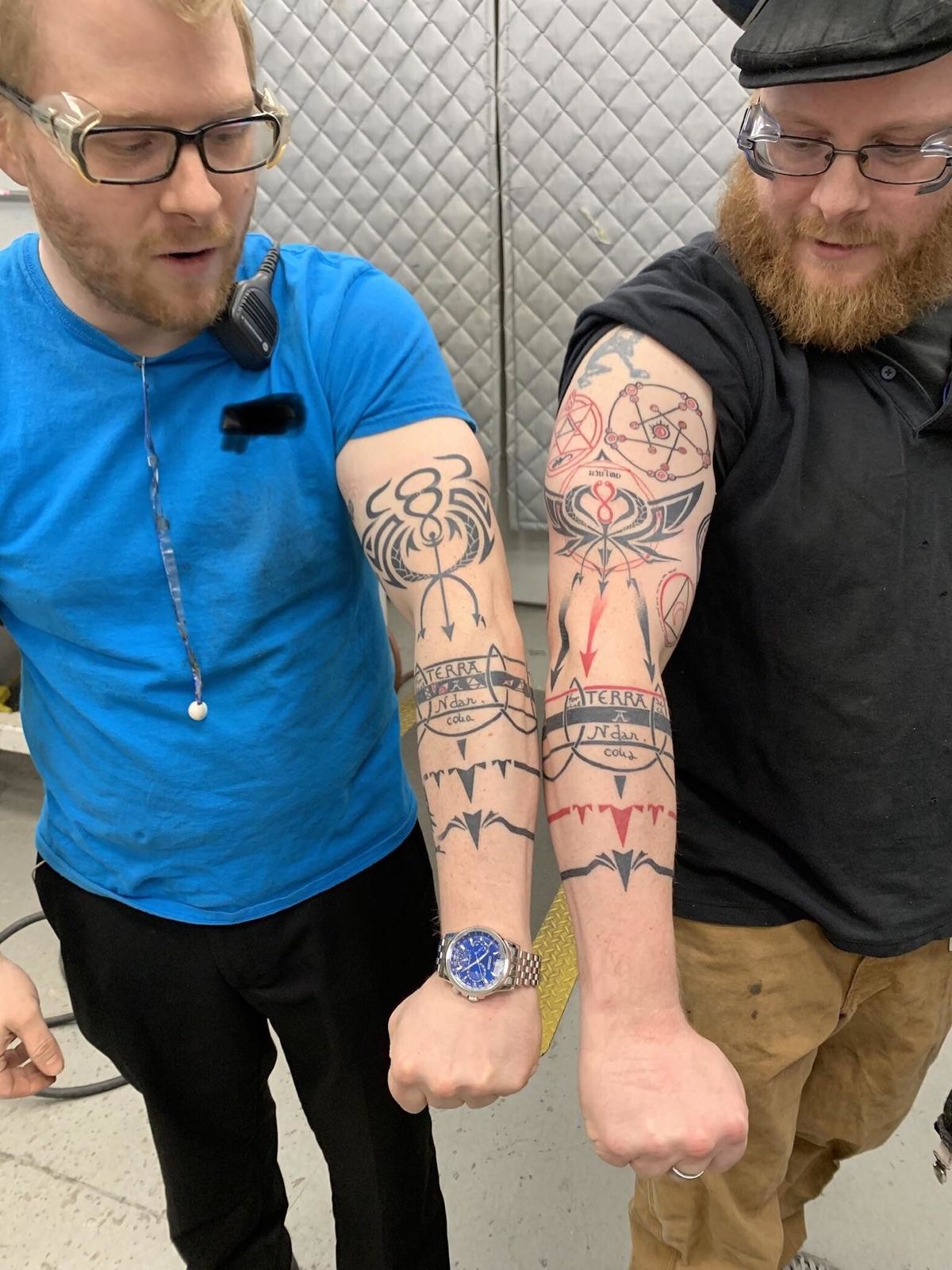 These twins Dwarf In the Flask Tatooes. join list: WeebTrash (455 subs)Mention History.. Now they gotta swap arms.