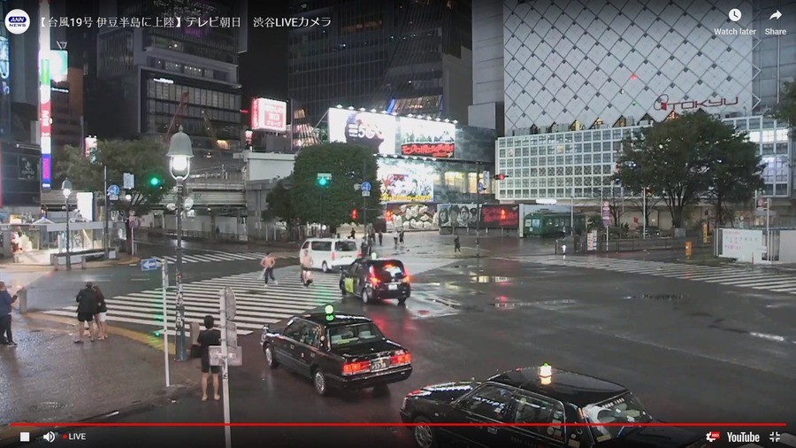 Typhoon#19 Tokyo. 台風の目に入ったって書こうとして、渋谷のスクランブル交差点ライブビデオを観てみたら、ある映像にヒットしたんだ。 人が2人、赤信号の間に道路の真ん中まで走って行って、そこで全裸になっちゃった！ 笑笑 So at the time of writing we're in the eye 